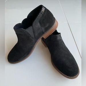Clarks 7.5 Black Suede Shoes